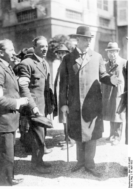 Außenminister Walter Rathenau nach der Unterzeichnung des Vertrages von Rapallo (16. April 1922)
